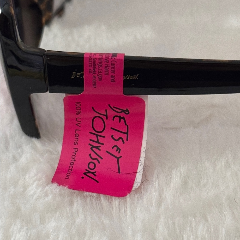NWT Betsey Johnson square sunglasses. - Picture 4 of 4